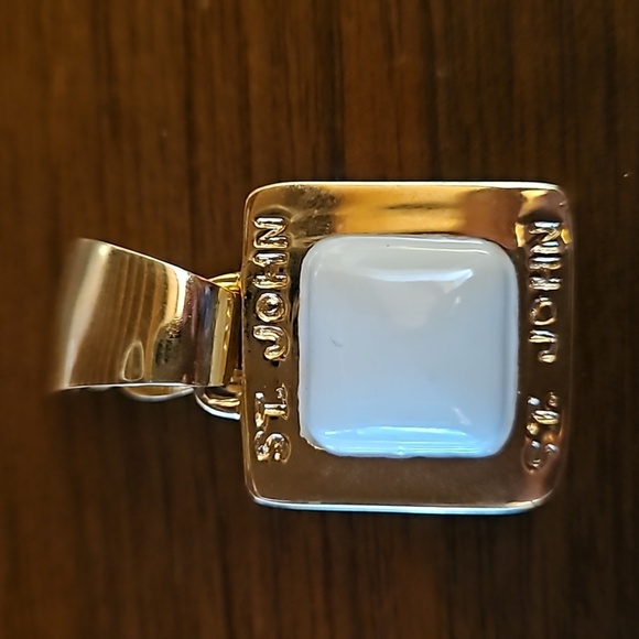 💕ST. JOHN💕 Square Shape Clip On Earrings ~ Gold with Ivory Enamel NWOT - Picture 3 of 9